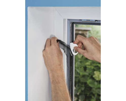 Montering av insektsnät på fönsterkarmen med verktyg