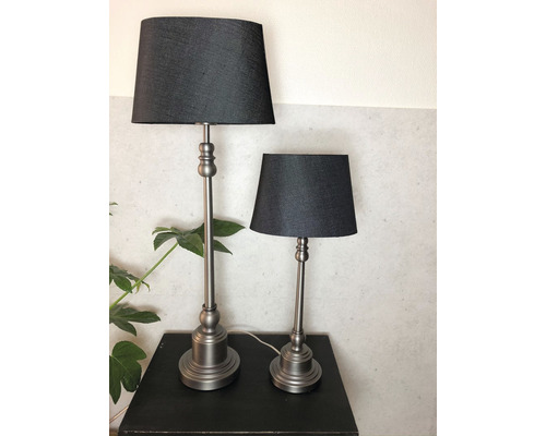 Två bordslampor med tygskärmar på ett bord