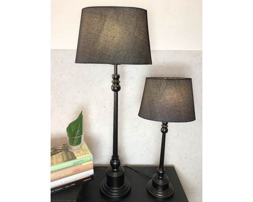 Två bordslampor med lampskärm för inomhusbruk