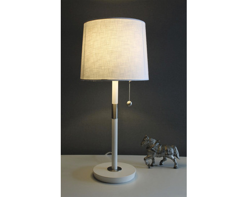 Bordslampa med tygskärm och dragströmbrytare