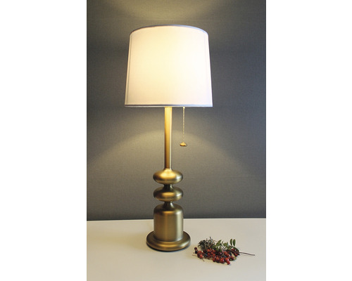 Bordslampa med lampskärm och dragströmbrytare