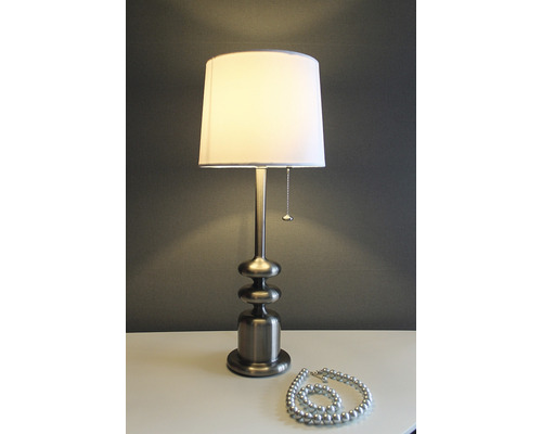 Bordslampa med lampskärm och dragsko