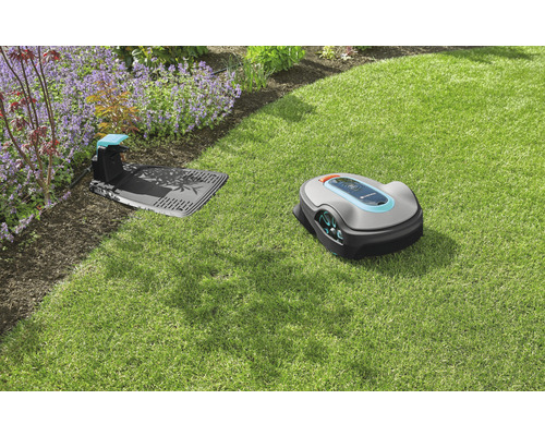 Gardena robotgräsklippare med laddstation på gräsmatta