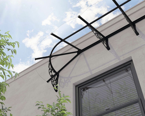 Tak med stålkonstruktion och klar takbeklädnad ovanför ett fönster