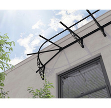 Tak med ornament över ett fönster