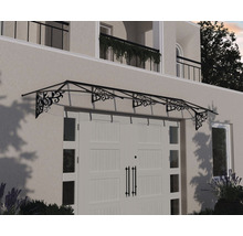 Tak med dekorativa, svarta metallfästen över en ytterdörr