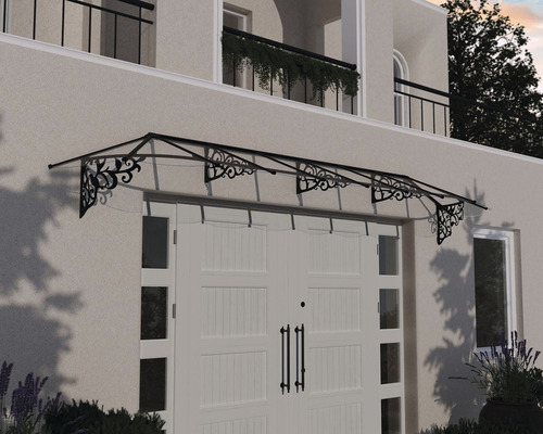 Tak med dekorativa, svarta metallfästen över en ytterdörr