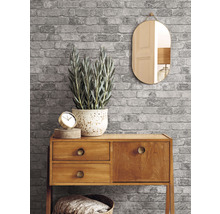 Grå tegel tapet med byrå, spegel och dekoration