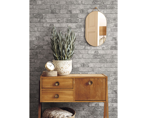 Grå tegel tapet med byrå, spegel och dekoration