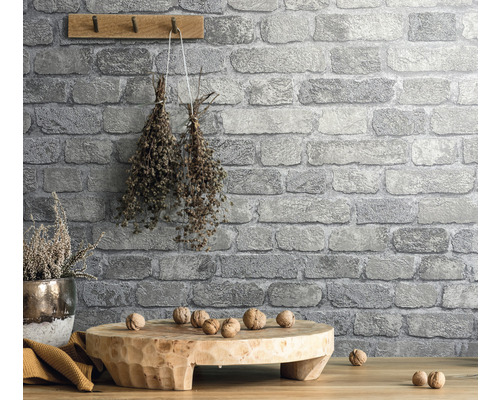 Dekorativ tapet med stenutseende, trähylla och valnötter på träbord