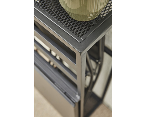 Detaljvy av ett trädgårdsbord i metall med gallertopp