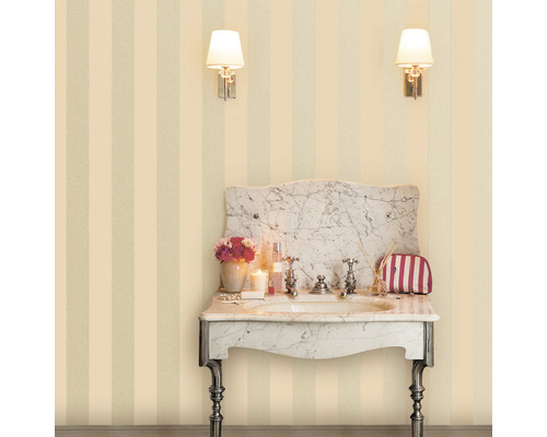 Badrum med marmorhandfat och randig tapet