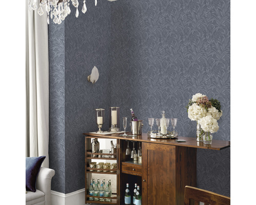 Dekorativ interiör med mönstrad tapet, bar och kristallkrona