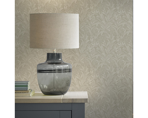 Miljöbild med mönstrad tapet och bordslampa