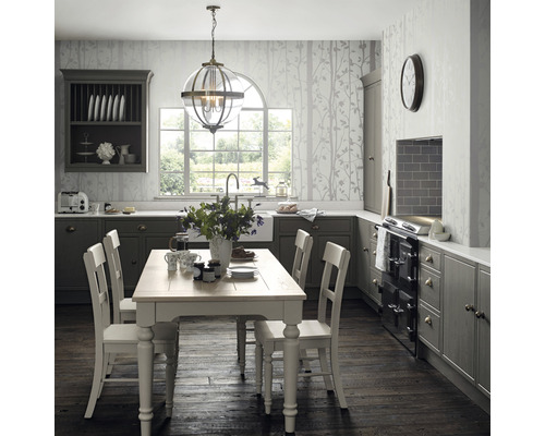 Klassiskt kök med matbord, stolar, hänglampa och tapet med trämotiv