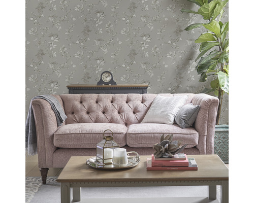 Vardagsrum med soffa, soffbord och dekorativ tapet