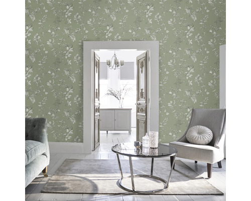 Vardagsrum med blommönstrad tapet, fåtölj och bord