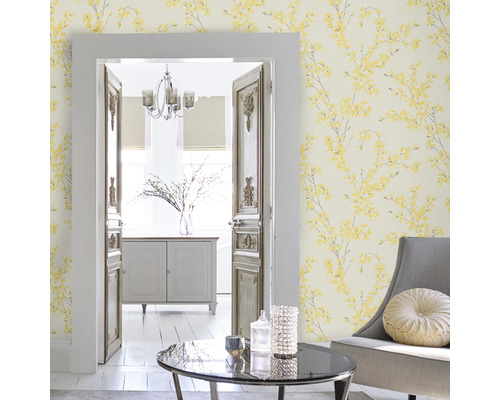 Interiör med gul blomstertapet, dörrkarm och möbler