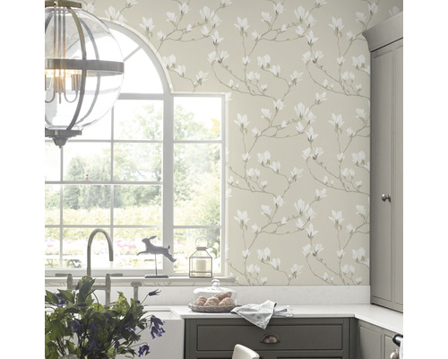 Dekorativ tapet med magnoliamotiv i ett ljust kök.