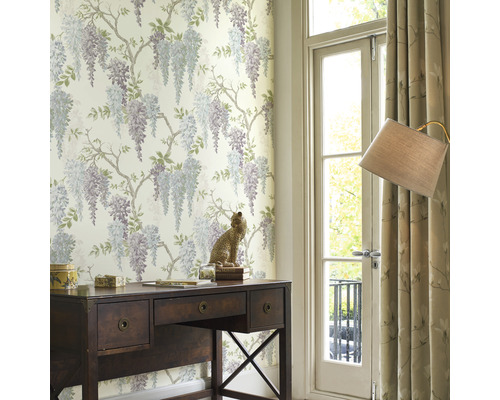 Rum med skrivbord, dekorativ tapet med blåregnmönster och gardiner