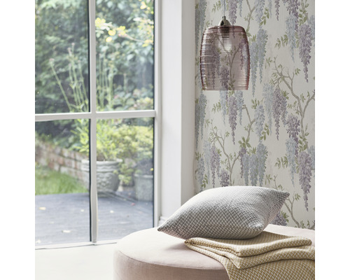 Rum med fönster, blommig tapet, lampa, kudde och pall