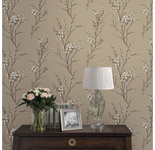 Rumsvy med beige tapet med blommönster