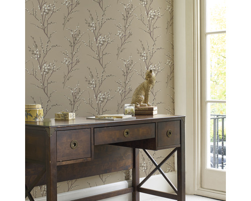 Miljöbild med skrivbord och blommönstrad tapet för ett arbetsrum