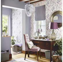 Ljust arbetsrum med skrivbord, stol och blommig tapet