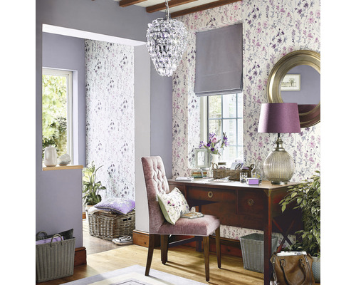 Ljust arbetsrum med skrivbord, stol och blommig tapet