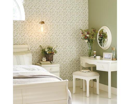 Sovrum med säng, nattduksbord och sminkbord i en ljus och organiserad stil.