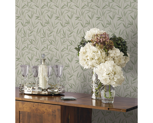 Rumsbild med blommig tapet, bord och dekoration