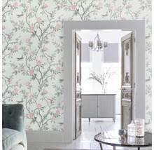 Interiör med blommig tapet med rosor och fågelmotiv