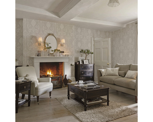 Klassiskt vardagsrum med öppen spis, fåtölj, soffa och mörka trämöbler