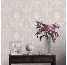 Dekorativ tapet med blommönster i ett elegant vardagsrum.