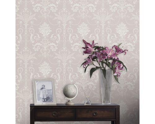 Dekorativ tapet med blommönster i ett elegant vardagsrum.