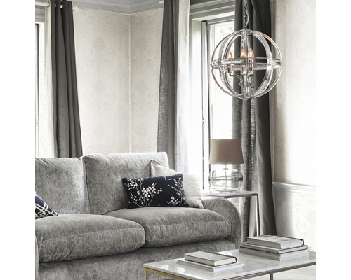 Vardagsrum med grå soffa, gardiner och sfärisk hänglampa