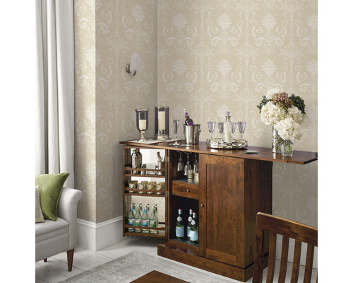 Interiör med bar, drycker, glas och dekoration i en elegant miljö.