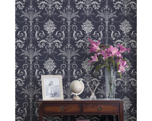 Tapet med blommönster i ett dekorerat rum