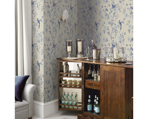 Vardagsrum med bar, tapet med fågelmönster, soffa och gardin