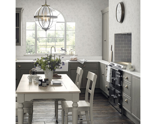 Ljust kök med matbord och stolar samt pentry med diskho och spis