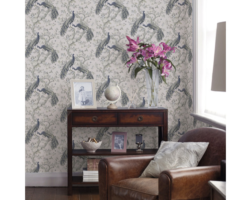 Dekorativt vardagsrum med tapet med påfågelmönster och träbord