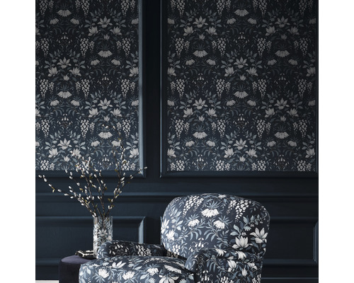 Dekorativ tapet med blommönster och matchande fåtölj i ett rum