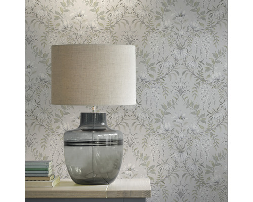 Scen med blommig tapet och bordslampa