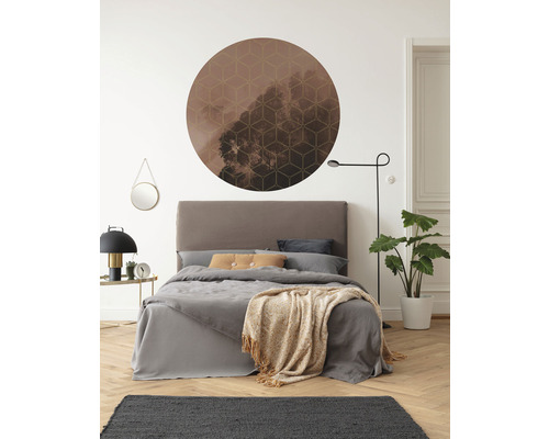 Sovrum med säng, sängbord och rund väggdekoration