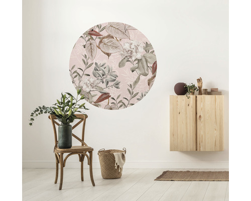 Vardagsrum med väggdekor, stol och byrå.