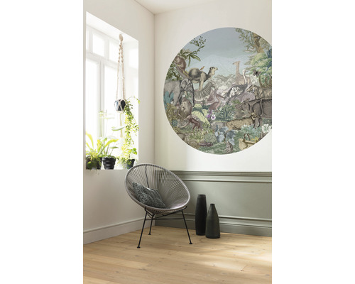 Vardagsrum med dekorativ väggmålning med djurmotiv, rottingfåtölj och dekorativa vaser