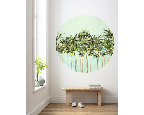 Rum med fönster, bänk och rund väggdekal med palmträdsmotiv