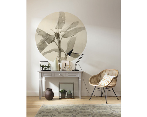 Inredningsidé med konsolbord, rottingfåtölj, lampa, väggdekor och heminredning för en ljus, hemtrevlig atmosfär.