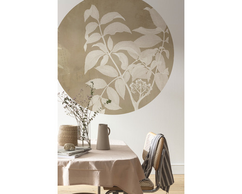 Matsal med bord, stol och väggmålning med växtmotiv