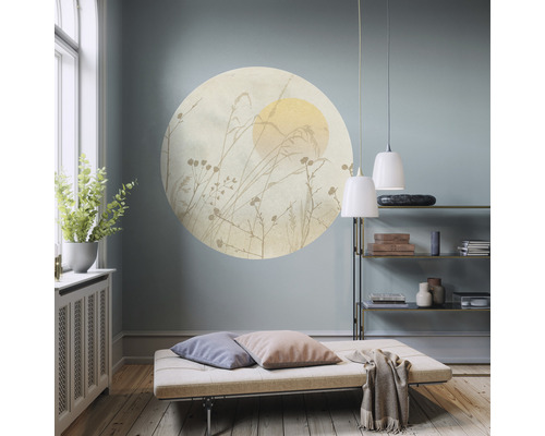 Vardagsrum med väggdekal med gräsmotiv, schäslong och hylla